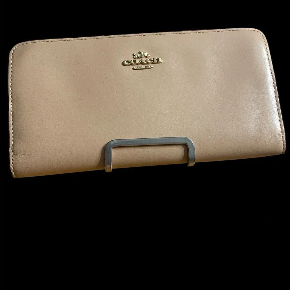 Signature Coach Zip Around Wallet